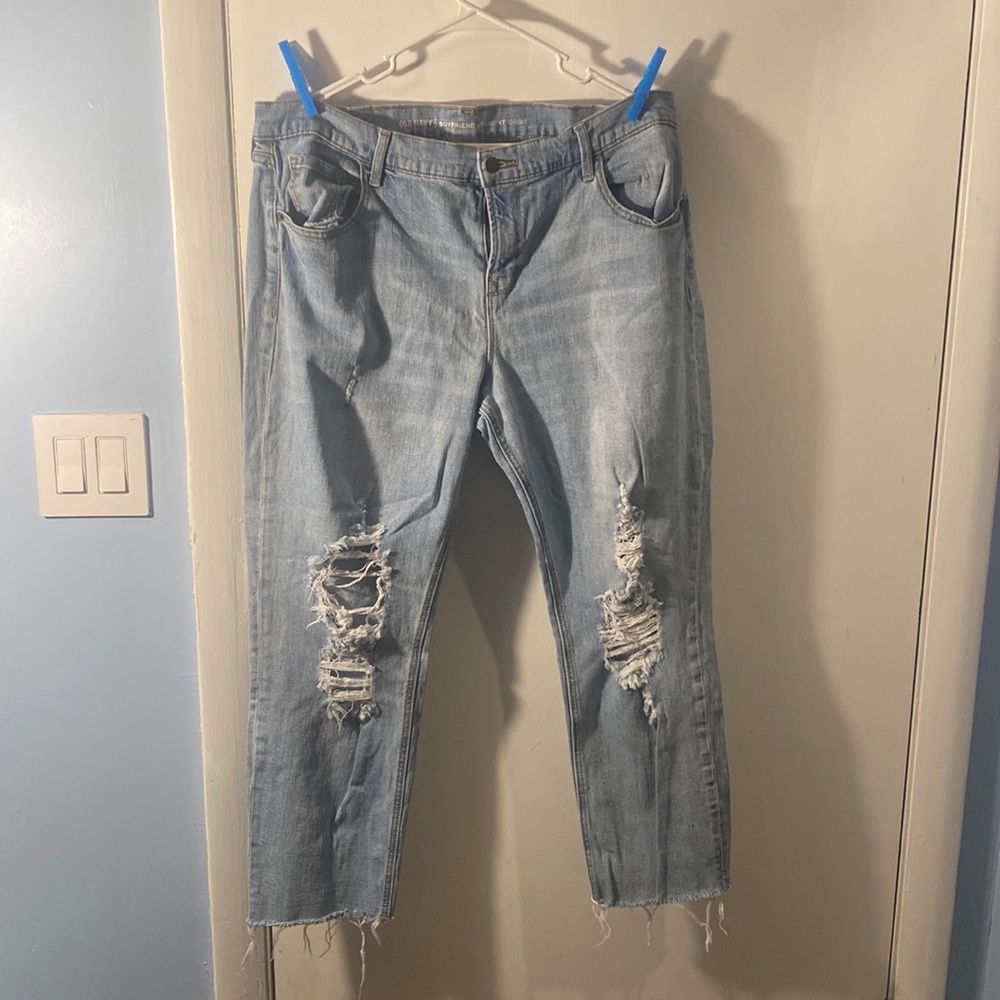 Lightly worn, light wash old navy ripped jeans. Size 16